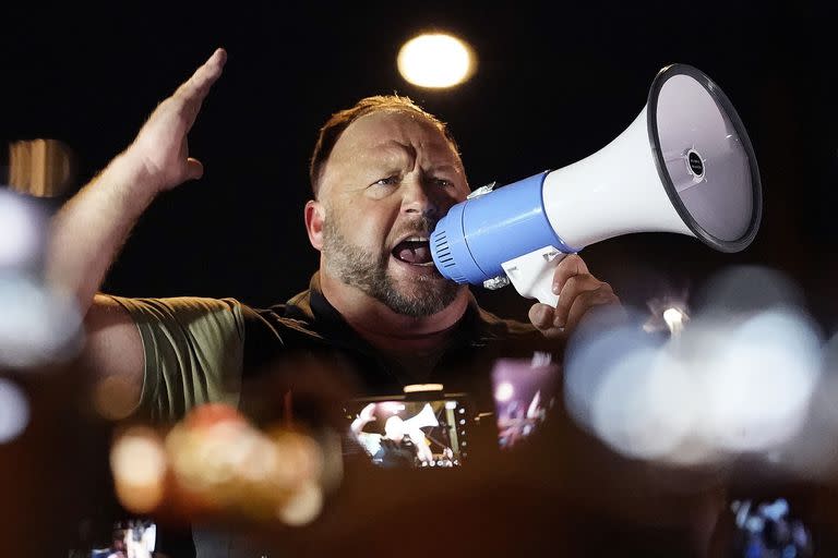 El presentador de Infowars y promotor de teorías conspirativas Alex Jones habla ante partidarios de Donald Trump en las afueras de una oficina