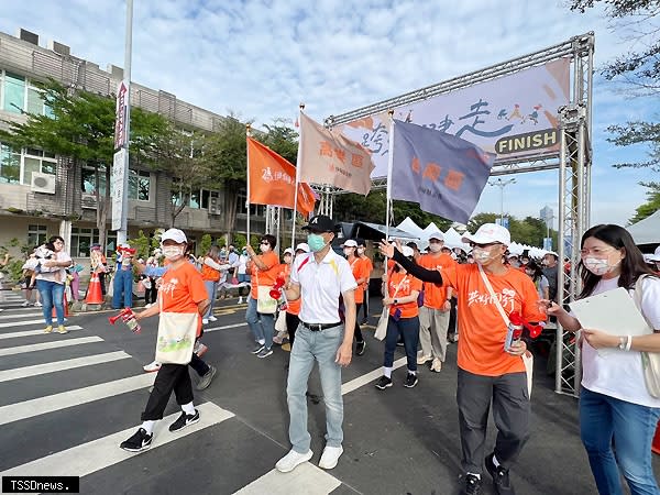 伊甸基金會與愛心基金會一齊進行健走活動。（圖：臺灣港務公司提供）