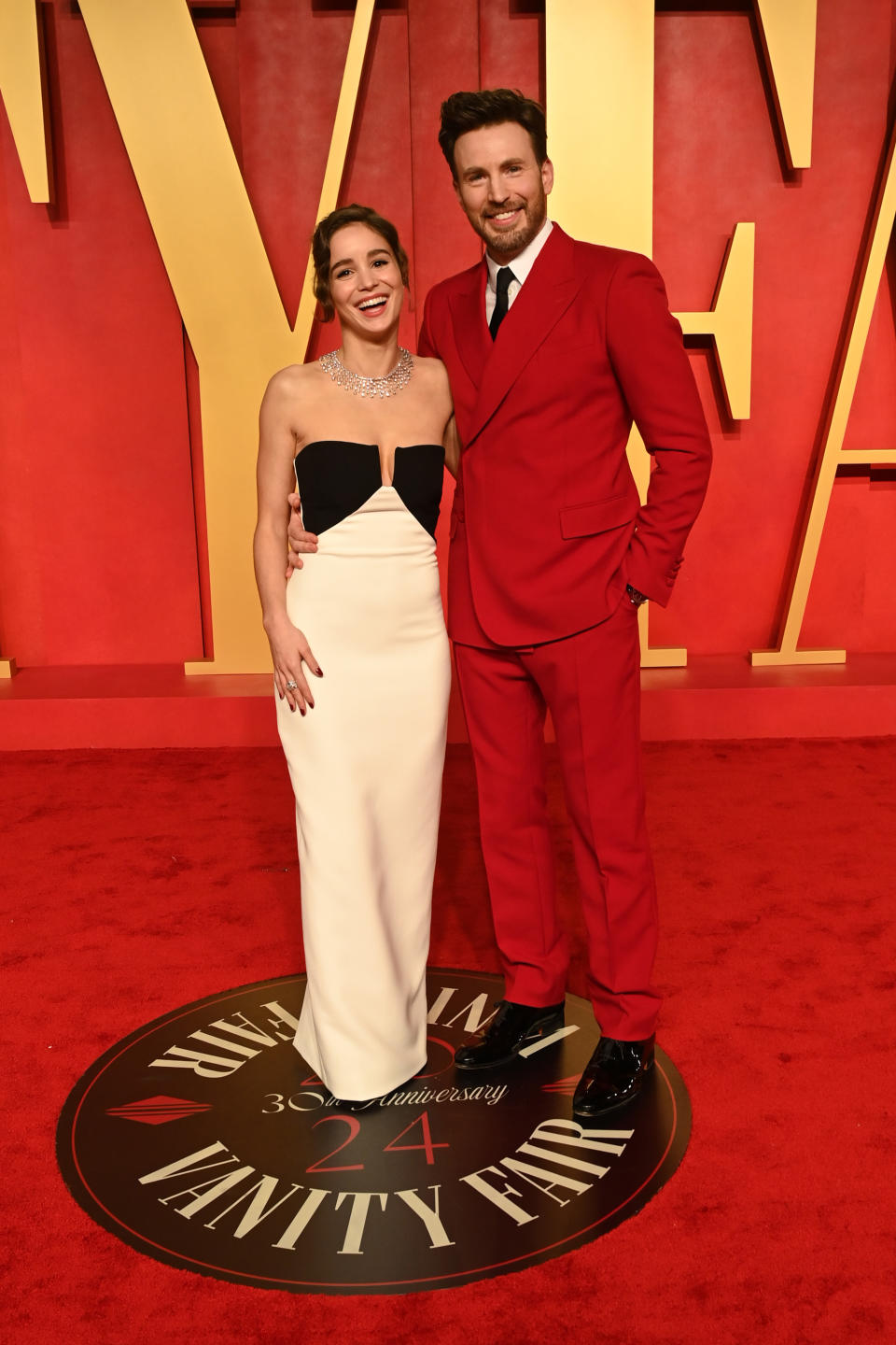 Alba Baptista y Chris Evans en la fiesta de Vanity tras los Oscar. (Photo by Jon Kopaloff/Getty Images for Vanity Fair)