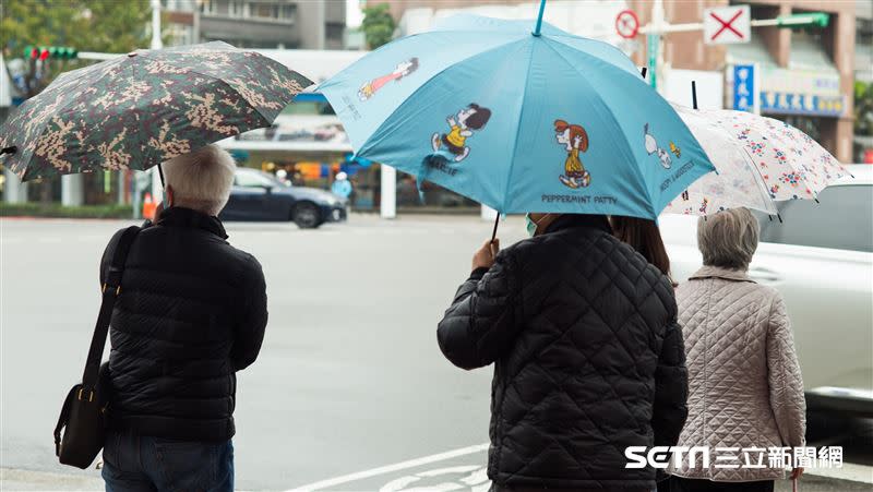 明日鋒面掠過東北季風短暫增強，新竹以北、東半部地區逐漸轉陰至多雲有短暫陣雨。（示意圖／資料照）