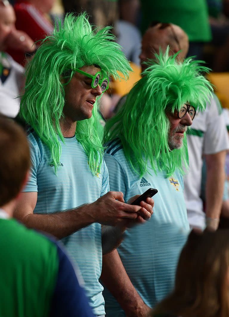 Hinchas de Irlanda del Norte, uno de los países británicos que alentarán a Italia contra Inglaterra.