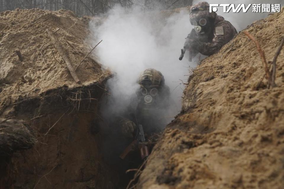 國際武裝衝突與獨裁侵略威脅延燒不斷，其中烏俄戰爭已開戰滿2年，圖為烏克蘭士兵在射擊場進行戰術訓練。（圖／美聯社）