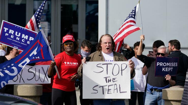 Auf den Straßen solidarisierten sich Dutzende Demonstranten mit Trump. Foto: dpa