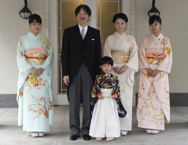 日本皇室成員，左起：真子公主、秋篠宮文仁親王、悠仁親王、秋篠宮妃紀子、佳子公主（AP）