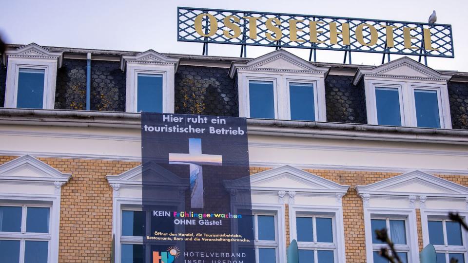 «Hier ruht ein touristischer Betrieb», steht auf einem Protestplakat des Hotelverbands der Ostseeinsel Usedom.