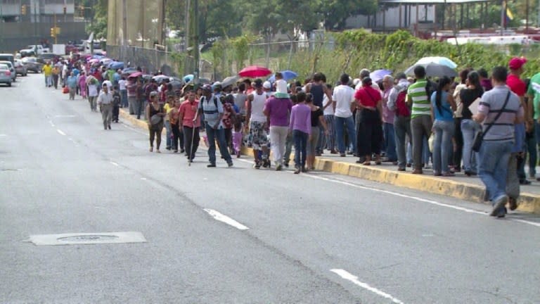 Los venezolanos tienen que hacer largas colas en supermercados para hacerse con alimentos y productos básicos cada vez más escasos en un país con elevados índices de inflación y con una economía en recesión. Ahora Trump dice que eso podría pasar en EEUU si los demócratas tienen ventaja en las elecciones de medio mandato de noviembre.