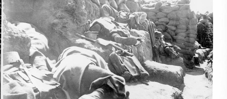 Des soldats au repos dans une tranchée lors de la Première Guerre mondiale (1914-1918) 
