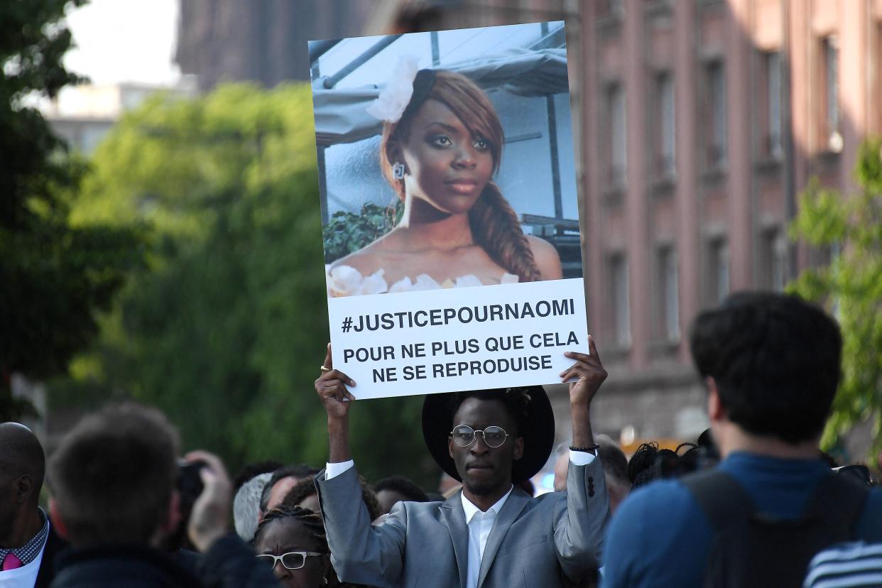 Le frère de Naomi Musenga tient un portrait de la jeune femme décédée, le 16 mai 2018.