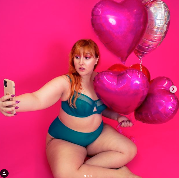 Honey Ross in blue lingerie plus sized photo embraces body 