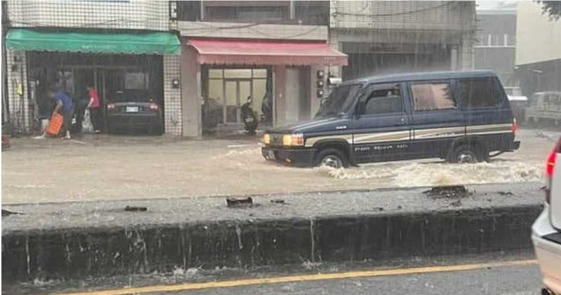 南投市下午降下豪雨，造成道路嚴重淹水。（圖／翻攝自「南投人聊天室」臉書社團）