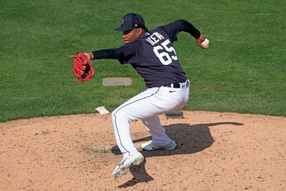 Edwin Uceta, de los Tigres de Detroit, lanza contra los Cardenales de San Luis en la séptima entrada de un juego de béisbol de entrenamiento de primavera en el Publix Field en el estadio Joker Marchant en Lakeland, Florida, el martes 7 de marzo de 2023.