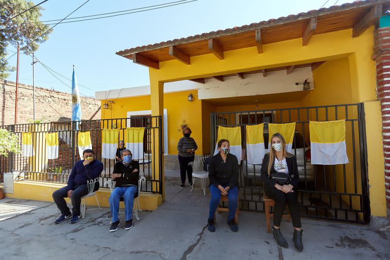 En la organización de la ceremonia se respetó el distanciamiento y el uso de barbijos entre los presentes; hubo voluntarios encargados de hacer cumplir los protocolos exigidos.