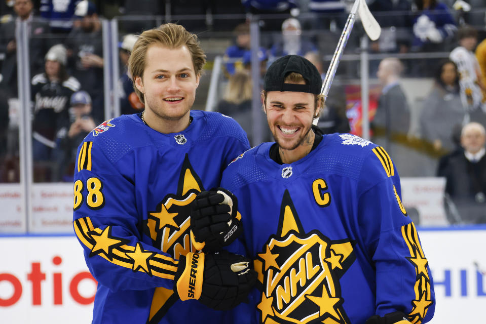 TORONTO, ONTARIO - FEBRUARY 03:  William Nylander #88 of the Toronto Maple Leafs and Celebrity Captain Justin Bieber of Team Matthews poses for a photo prior to the 2024 Honda NHL All-Star Game on February 03, 2024 in Toronto, Ontario. (Photo by Bruce Bennett/Getty Images)