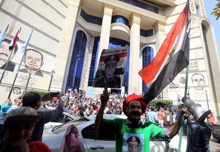 A supporter of President Abdel Fattah al-Sisi stands on the other side of a demonstration protesting the government's decision to transfer two Red Sea islands to Saudi Arabia, in front of the Press Syndicate in Cairo, Egypt, April 15, 2016. REUTERS/Mohamed Abd El Ghany