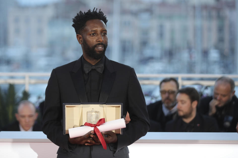 En esta foto del 25 de mayo del 2019, el director Ladj Ly posa tras recibir el premio del jurado por "Les Miserables" en el Festival de Cine de Cannes, en Cannes, Francia. El lunes 13 de enero del 2020, la cinta fue nominada al Oscar al mejor largometraje internacional. (AP Foto/Petros Giannakouris, Archivo)