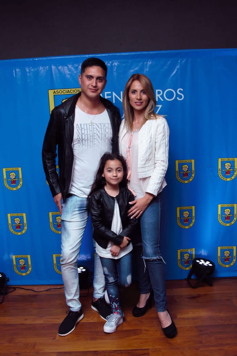 Loreley Donate junto a su hija y a su nuevo marido