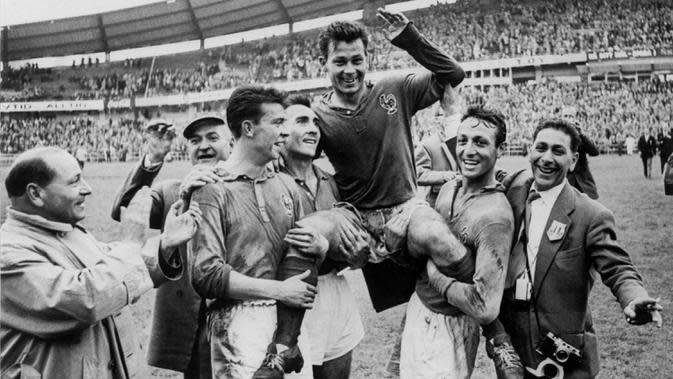 Just Fontaine. Striker Prancis yang kini berusia 88 tahun dan terpaksa pensiun dini dari sepak bola di usia 29 tahun akibat cedera ini menempati posisi ke-4 sebagai pencetak gol terbanyak di putaran final Piala Dunia. Hanya dalam 1 edisi yang diikutinya di Piala Dunia 1958, ia mampu mengoleksi 13 gol dalam 6 laga. Hebatnya, dalam 6 laga tersebut ia selalu mencetak gol di tiap laga. Di laga terakhir dalam perebutan peringkat ke-3 melawan Jerman Barat, 28 Juni 1958, ia mampu mencetak 4 gol dalam laga yang berakhir dengan kemenangan 6-3 untuk Prancis. (AFP/Staff)