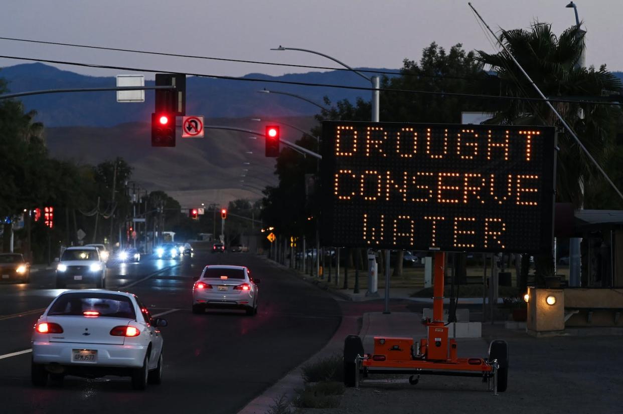 Prompts like this sign in Coalinga, California, may get people to use less water – but paying them could be more effective. <a href="https://www.gettyimages.com/detail/news-photo/sign-informs-residents-to-conserve-water-on-saturday-august-news-photo/1243860618" rel="nofollow noopener" target="_blank" data-ylk="slk:Matt McClain/The Washington Post via Getty Images;elm:context_link;itc:0;sec:content-canvas" class="link ">Matt McClain/The Washington Post via Getty Images</a>