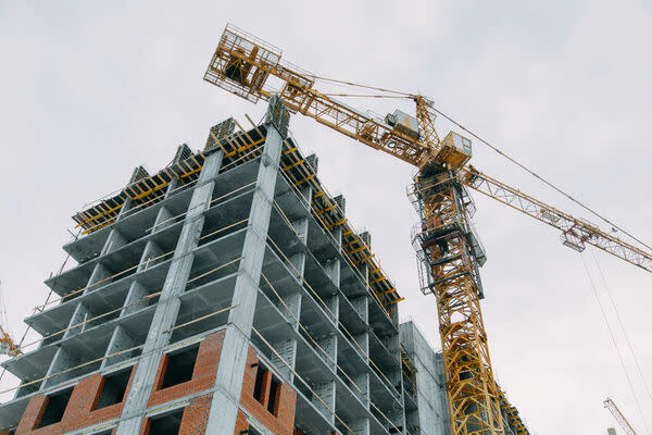 Construction of modern high-rise buildings. Phased construction of structures in winter.