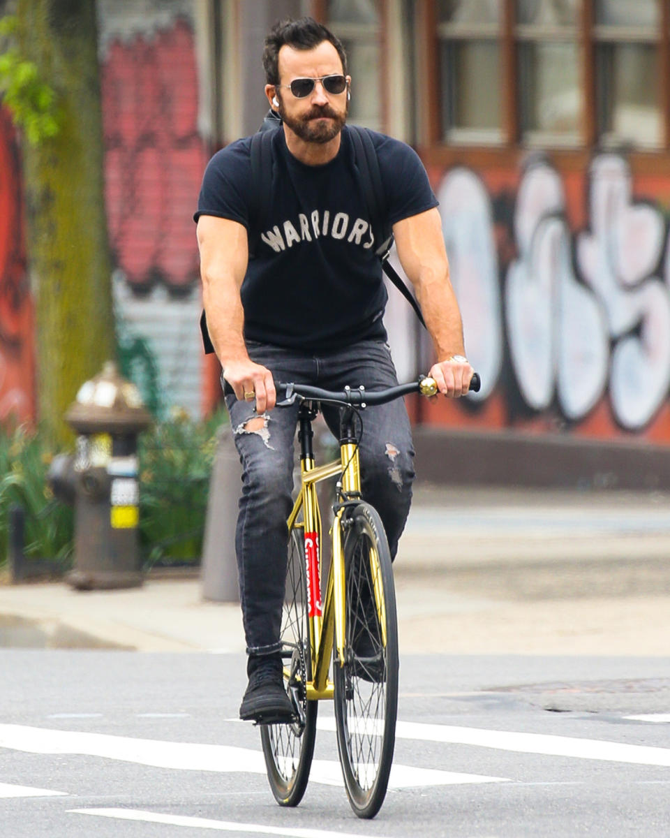 <p>Justin Theroux has a wheely good Friday out in New York City.</p>