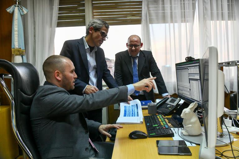 Guzmán, junto a su equipo de finanzas, evaluando los resultados