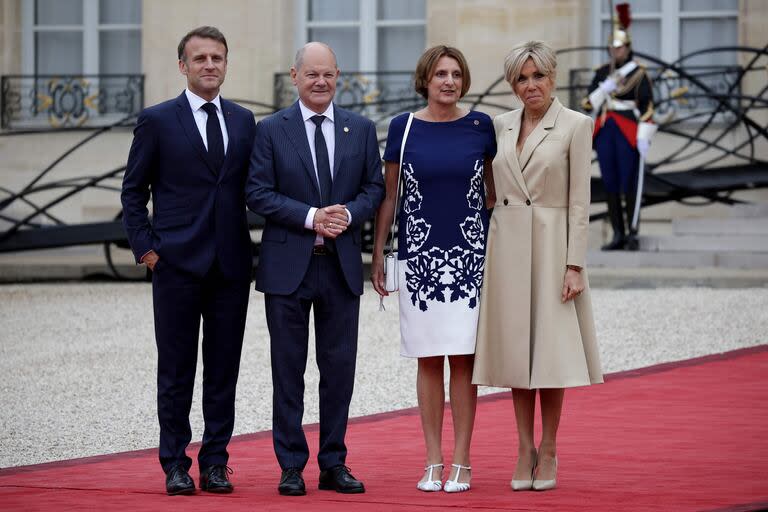 El presidente de Francia, Emmanuel Macron, y su esposa saludan al canciller de Alemania, Olaf Scholz y a su esposa, Britta Ernst.