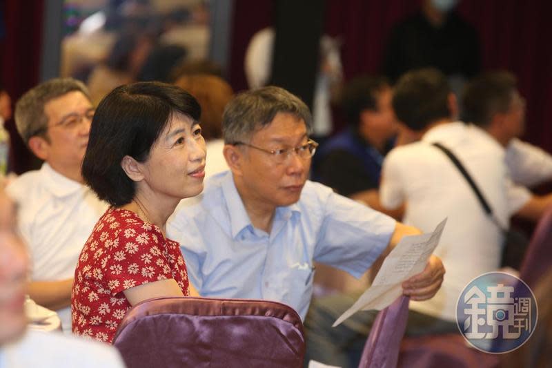 台北市長柯文哲（右）的夫人陳佩琪（左）在臉書沉寂4個月，昨晚再度終於再度現身。（本刊資料照）