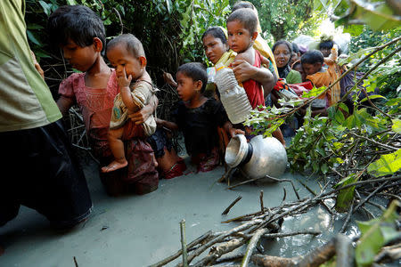 Rohingya refugees arrive to the Bangladeshi side of the Naf river after crossing the border from Myanmar, near Palang Khali, Bangladesh October 16, 2017. REUTERS/Jorge Silva