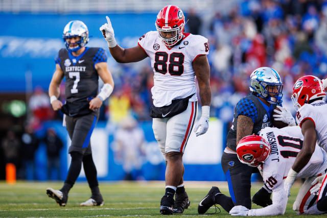 Eagles trade up to draft Jordan Davis, the defensive tackle from Georgia,  with the No. 13 pick