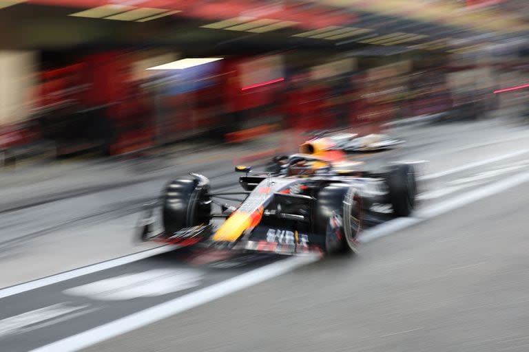 Max Verstappen se detuvo para cambiar los neumáticos. (Photo by Ali HAIDER / POOL / AFP)