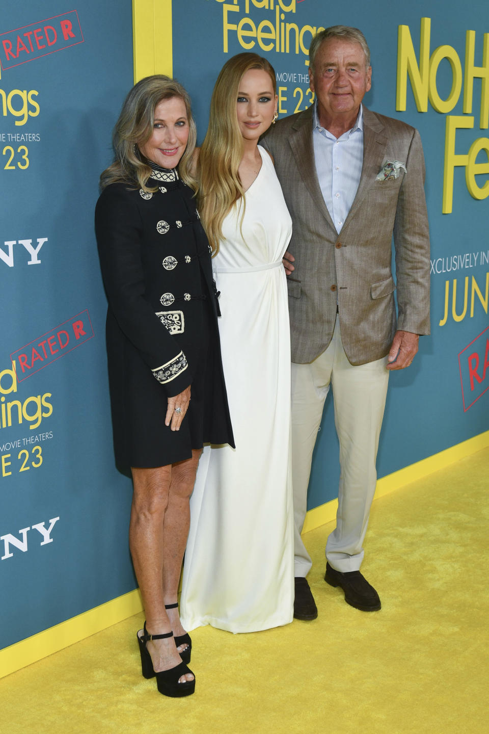 Karen Lawrence, Jennifer Lawrence y Gary Lawrence en la premiere de 'No Hard Feelings' en Nueva York. Photo by: NDZ/STAR MAX/IPx