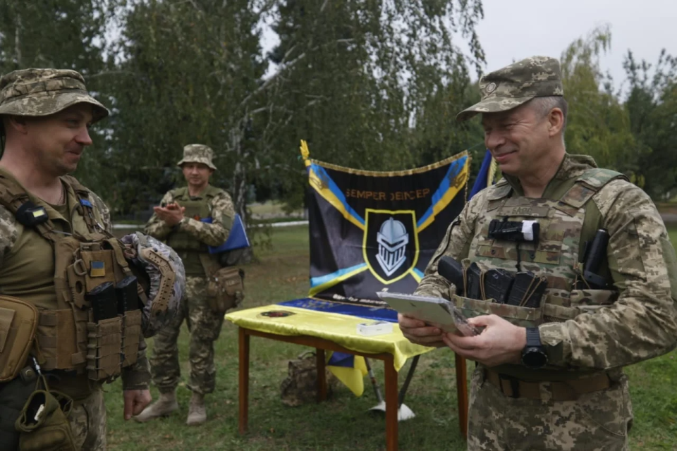 September 11, 2022: Oleksandr Syrskyi (right) awards Ukrainian servicemen-tankers who took part in the liberation of the territories of Ukraine <span class="copyright">Ground troops of the Armed Forces of Ukraine / Facebook</span>