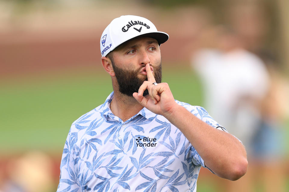 DUBAI, EGYESÜLT ARAB Emirátusok – NOVEMBER 18.: A spanyol Jon Rahm a szája elé tett kézzel int a pályán a Jumeirah Golf Estates-i földi pályán zajló DP World Tour-bajnokság harmadik napján 2023. november 18-án Dubaiban, Egyesült Arab. Emírségek.  (Fotó: Andrew Reddington/Getty Images)