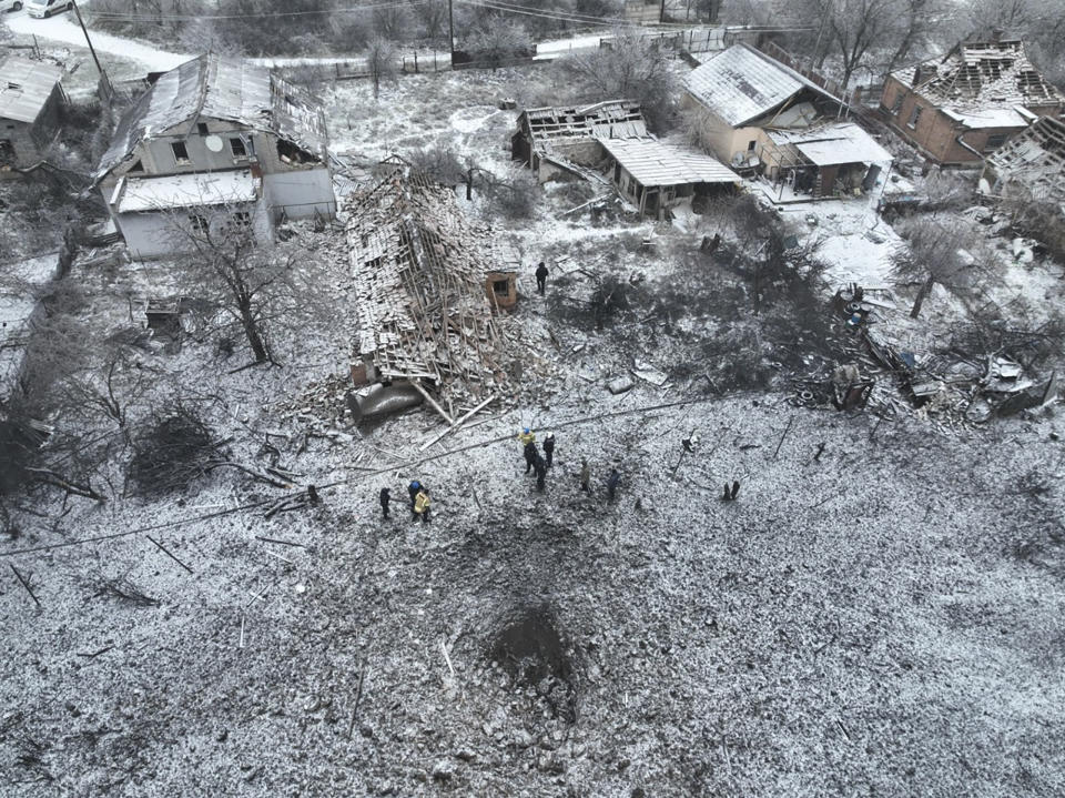 En esta imagen proporcionada por el Servicio de Emergencia Ucraniano se observan viviendas dañadas por un ataque ruso con misiles en Novomoskovsk, cerca de Kryvyi Rih, Ucrania, el lunes 8 de enero de 2024. (Servicio de Emergencia Ucraniano vía AP)