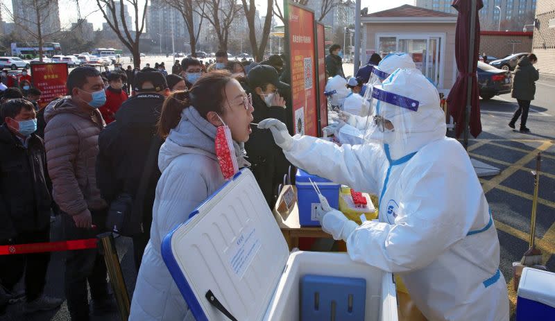 ▲中國藉大規模核酸檢測以遏新冠疫情，日前更傳出連逝者都不放過，要求逝者提供檢測證明。（圖／美聯社／達志影像）