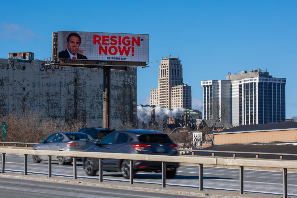 Auf einer Anzeigentafel in Albany, New York, wird Cuomos Rücktritt gefordert (Bild: Matthew Cavanaugh/Getty Images)