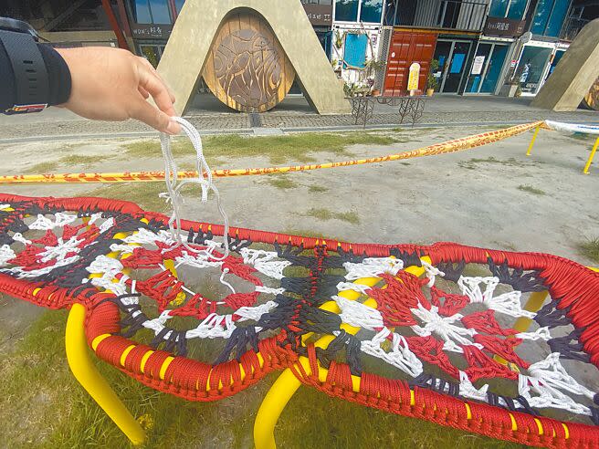 國立台東女中、台東高中40位學子在台東波浪屋廣場前打造原民風格座椅，卻遭民眾不當使用，展出10天，師生多次前往修補。（蔡旻妤攝）