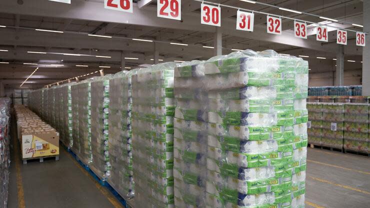 Paletten voll Toilettenpapier stehen im Zentrallager des Lebensmitteldiscounters Aldi bereit. Der Umsatz ist dieses Jahr gestiegen. Foto: dpa