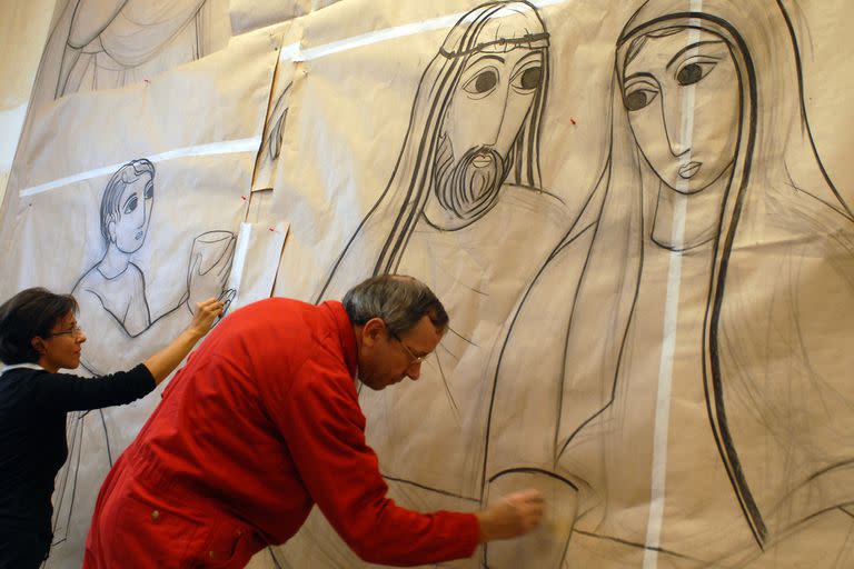El padre Marko Ivan Rupnik dibujó las figuras en su trabajo sobre réplicas de tamaño natural la fachada de la Basílica de Lourdes