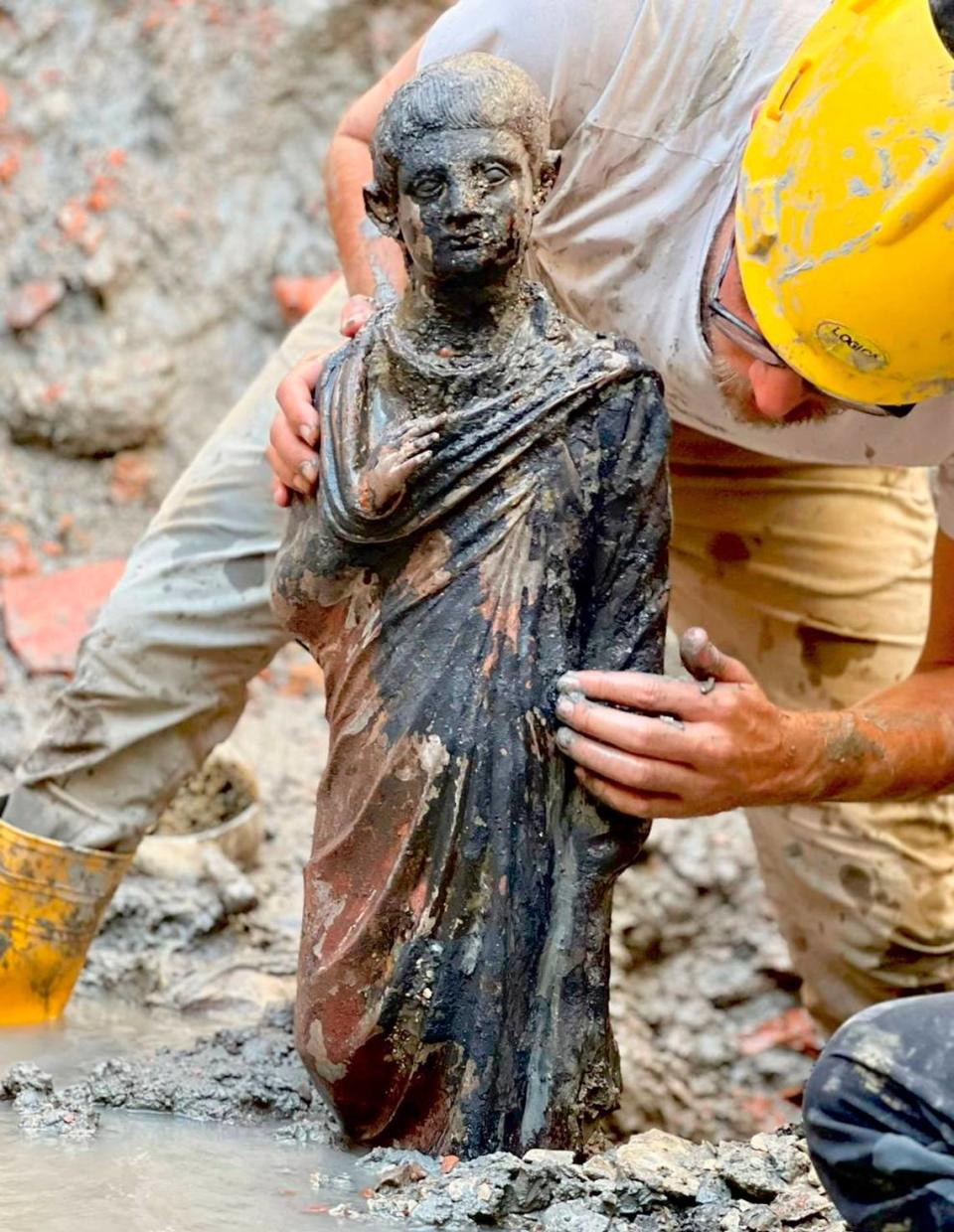 Una de las estatuas de bronce extraídas de las fangosas aguas termales de Italia.