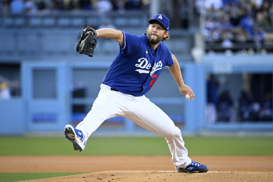 El abridor de los Dodgers de Los Ángeles Clayton Kershaw lanza en el plato en la primera entrada del juego de exhibición ante los Angelinos de Los Ángeles el domingo 26 de marzo del 2023. (AP Foto/Mark J. Terrill)