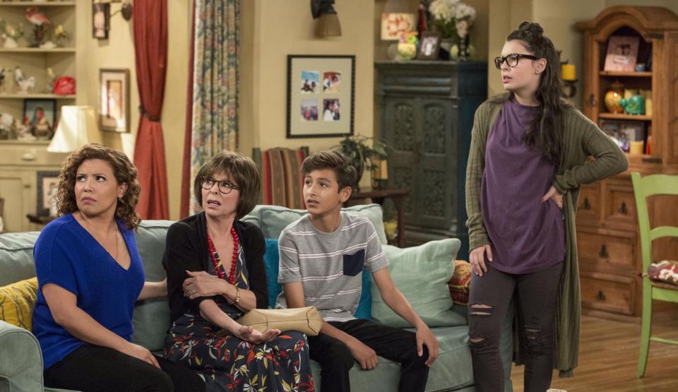 One Day at a Time a récemment été annulée par Netflix, et l'indignation était au rendez-vous. Il faut dire qu'il s'agissait de l'une des séries les plus drôles et les plus inclusives du moment. Heureusement, l'histoire n'est pas tout à fait terminée : la série aura droit à une saison 4, mais pas sur Netflix. La petite chaîne américaine Pop a en effet décidé de sauver la série.