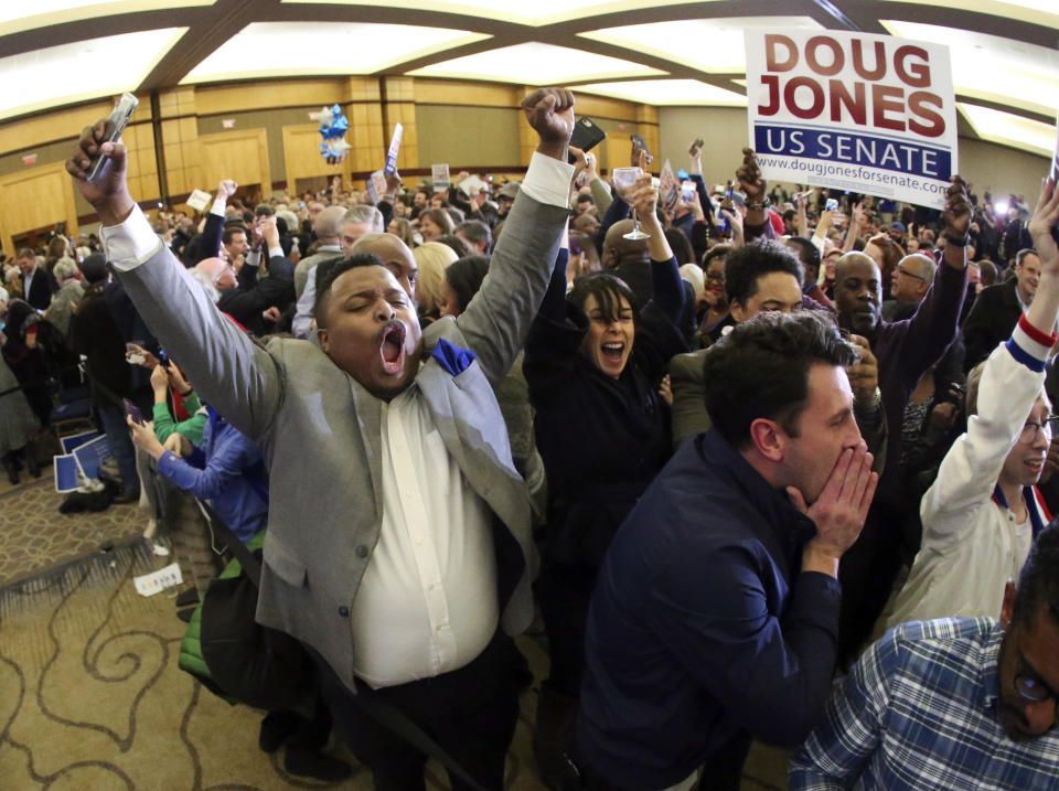 Unterstützer des Demokraten Doug Jones feiern seinen Sieg im republikanischen Kernstaat Alabama. Von einer Trendwende in den USA kann man deswegen allerdings noch nicht sprechen (Bild: AP Photo/John Bazemore)