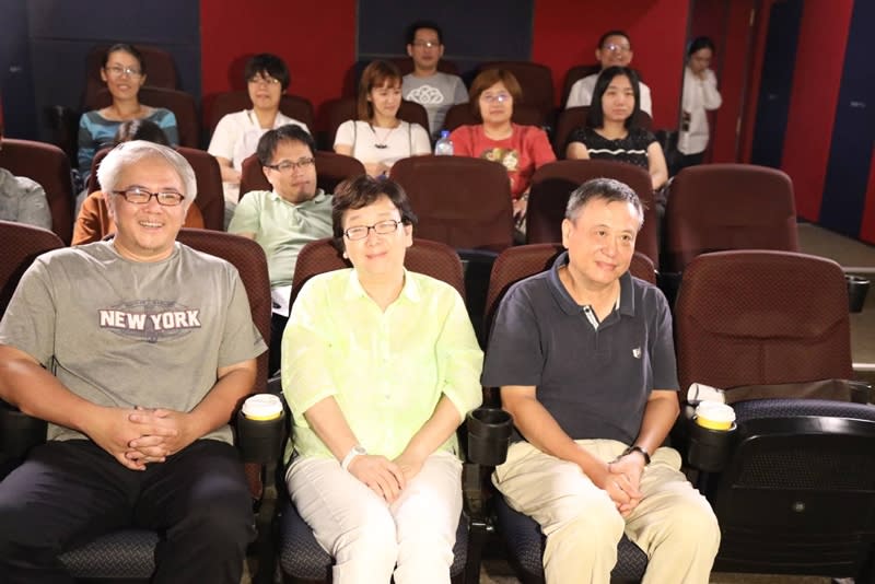 導演李崗（右1）和「少了一個之後—孤軍」紀錄片導演汪怡昕（左1）出席試片記者會。 （中央社／葛傳富提供）