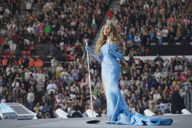 beyonce blue dress