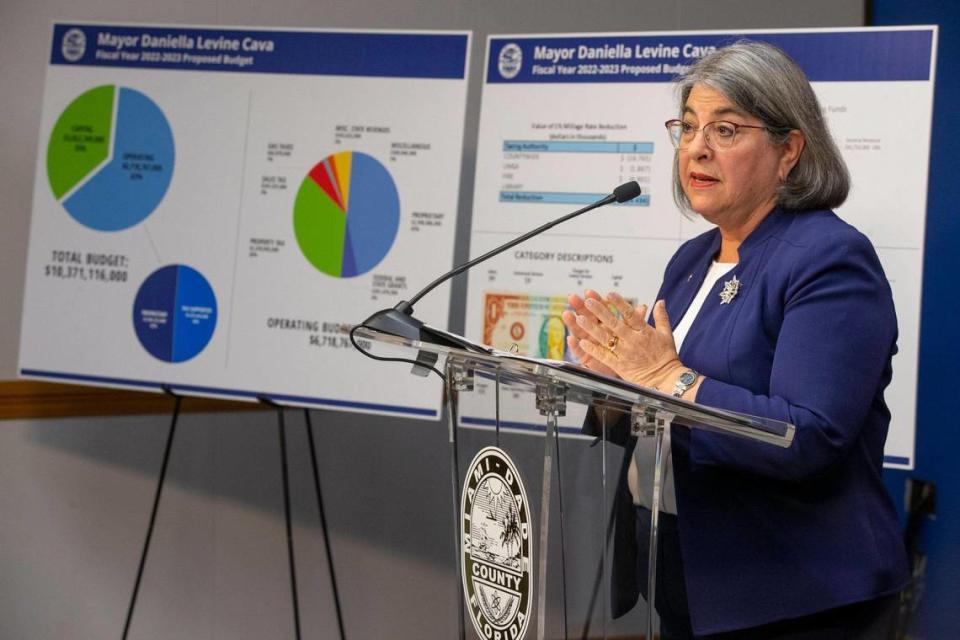 La alcaldesa Daniella Levine Cava hablando con los periodistas tras presentar su propuesta de presupuesto para 2023 en Stephen P. Clark Government Center de Miami el viernes 15 de julio de 2022.