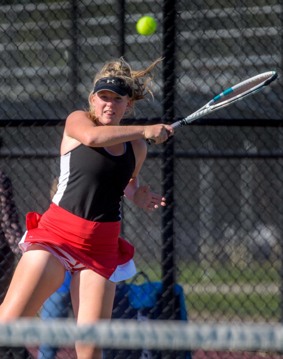 Metamora senior Camryn Youngquist returns against Dunlap's Shikha Agarwal during a Sept. 27, 2022 tennis match at Dunlap High School