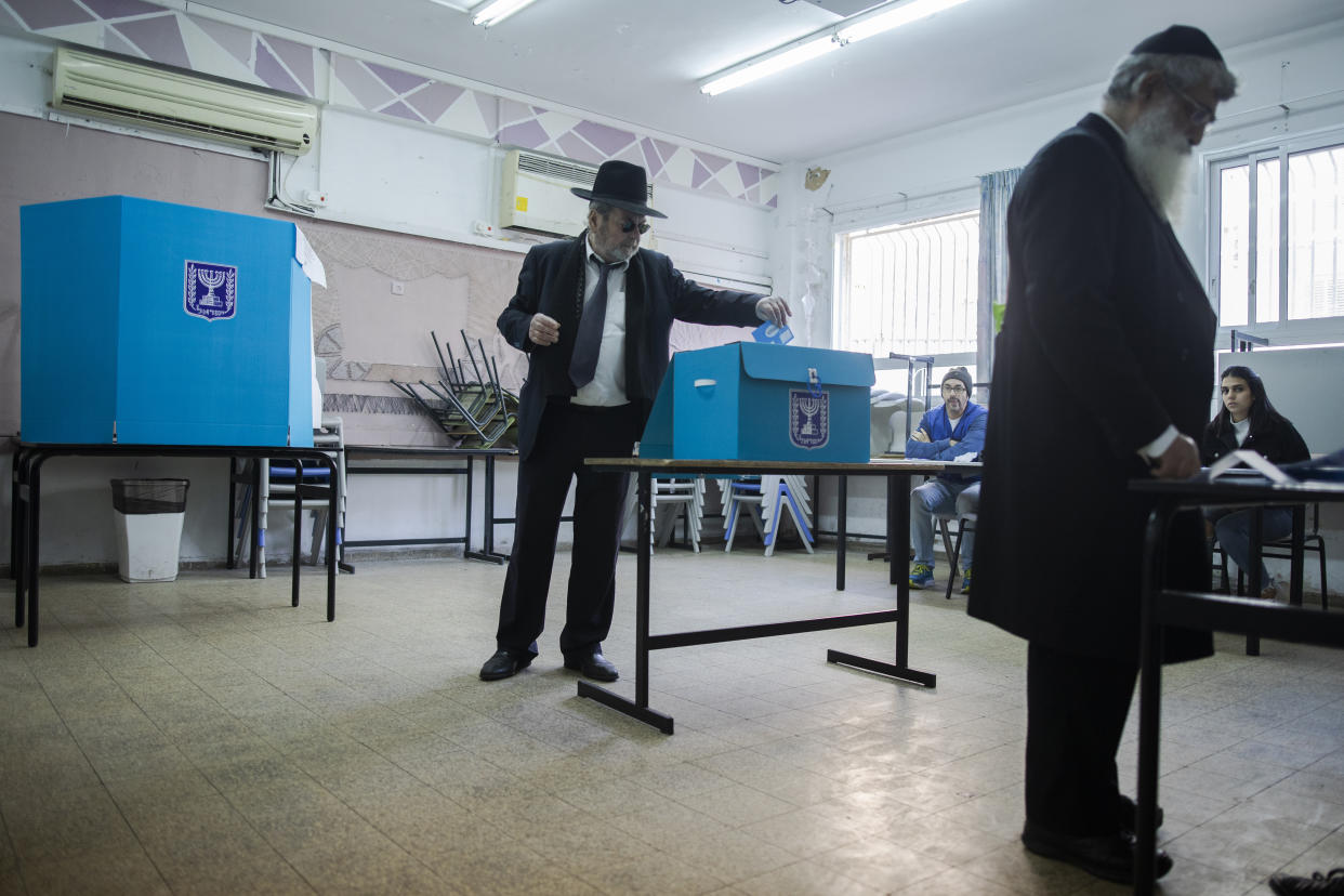 Israelíes votan durante las elecciones en Bnei Brak, Israel, el 2 de marzo de 2020. (Dan Balilty/The New York Times)