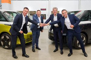 From left to right: Thomas Schmall, Group Board Member for Technology at Volkswagen AG and Chairman of the Supervisory Board of PowerCo SE, Jörg Teichmann, PowerCo Chief Procurement Officer, Ralph Kiessling, EVP Energy & Surface Technologies at Umicore, Umicore CEO Mathias Miedreich.