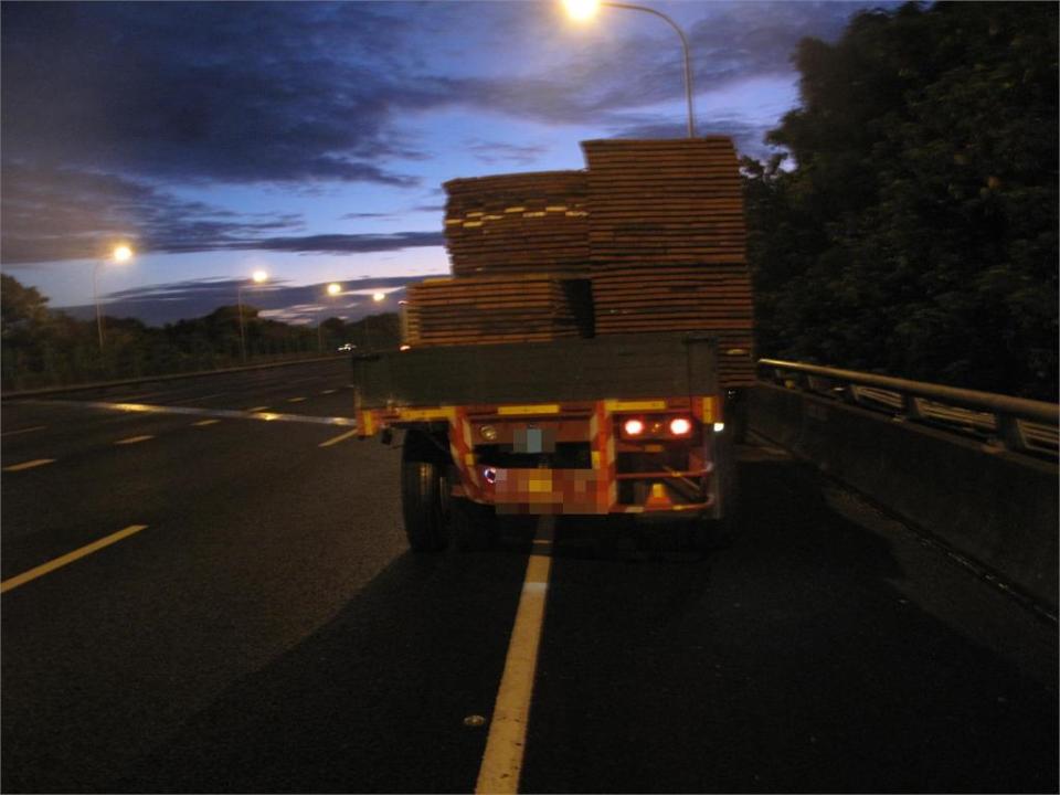 快新聞／國1北向中壢轉接道路段3車撞一團　1乘客送醫搶救不治